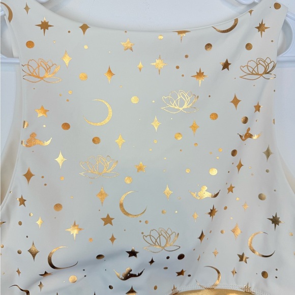 Jasmine Disney Aladdin Metallic Gold Sports
Bra Active Wear Top. Plus Size 1X. - Picture 9 of 14